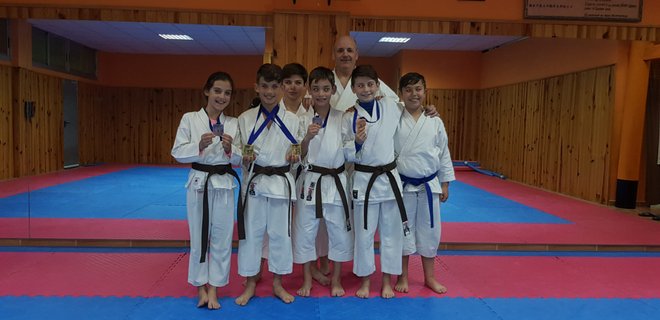 El karate club San Vicente logra seis medallas en la liga autonómica 2018