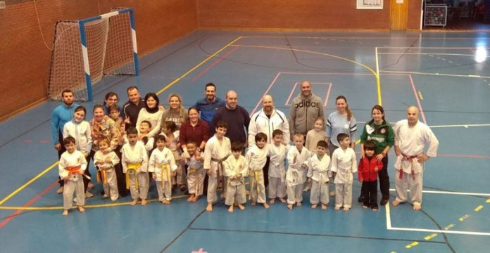 Las veteranas homenajean a Jesús Juan Rubio en el 30ª aniversario de la Escuela de Karate de Humanes