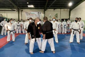 Karatekas le ponen empeño al aprendizaje de katas