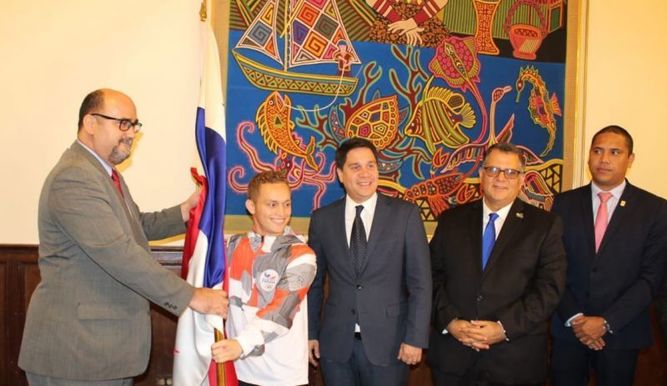 Héctor Cención recibe el pabellón nacional rumbo a los Centroamericanos y del Caribe