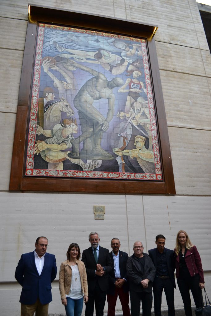 Sandra Sánchez inaugura un nuevo mural de cerámica en Talavera