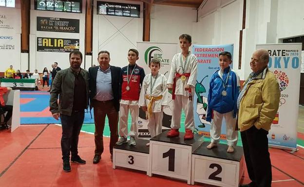 Buenos resultados de La Escuela de Karate de Talayuela en los últimos campeonatos