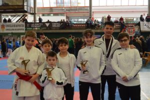 Tres medallas para la base del karate valdeorrés en el gallego infantil