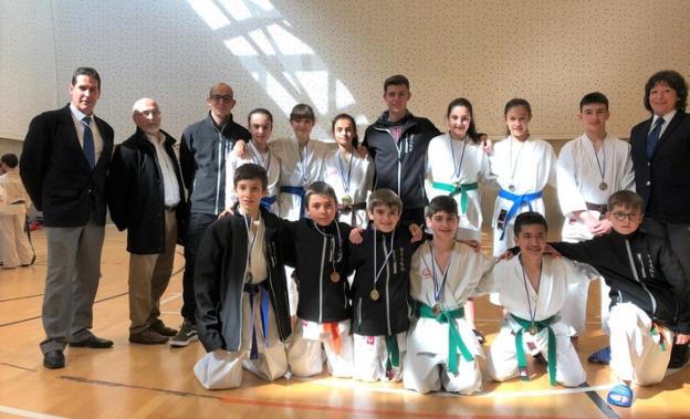 Medallas y podios para los azkoitiarras en el zonal de karate celebrado en Aretxabaleta
