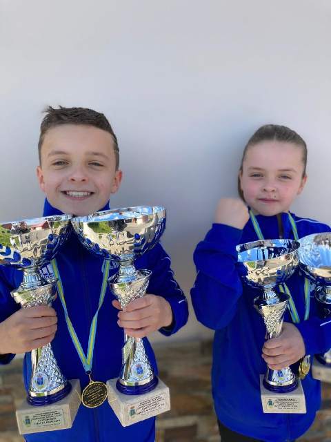 Los hermanos Izan e Inara Álvarez ganaron el Campeonato de Asturias Infantil de Kárate