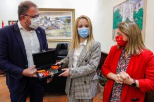 El alcalde de Mérida recibe a la karateka Nuria Escudero