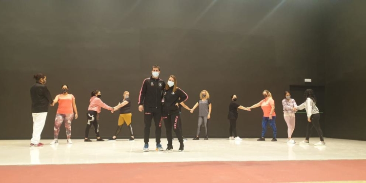 El Club Sepai Karate enseña técnicas de defensa personal en en el centro penitenciario de Ceuta